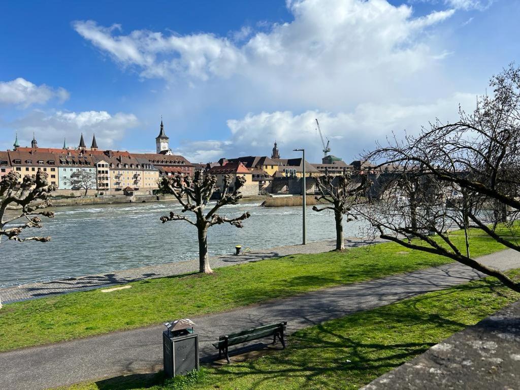 Stilvolle Wohnung An Der Alten Mainbruecke Würzburg Exteriér fotografie